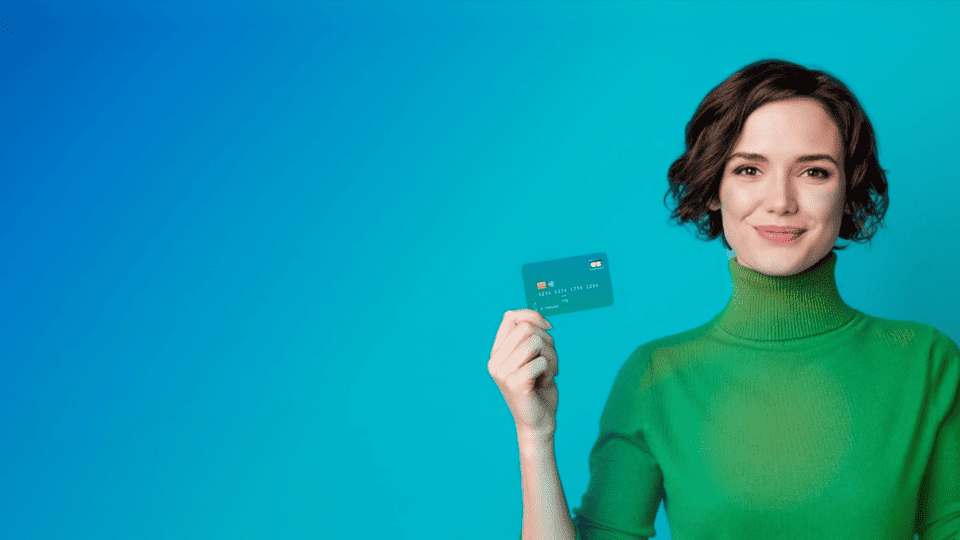 carte bancaire en main