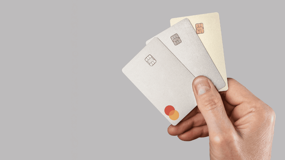 cartes de crédit mastercard en main
