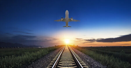 Avion survolant un chemin de fer