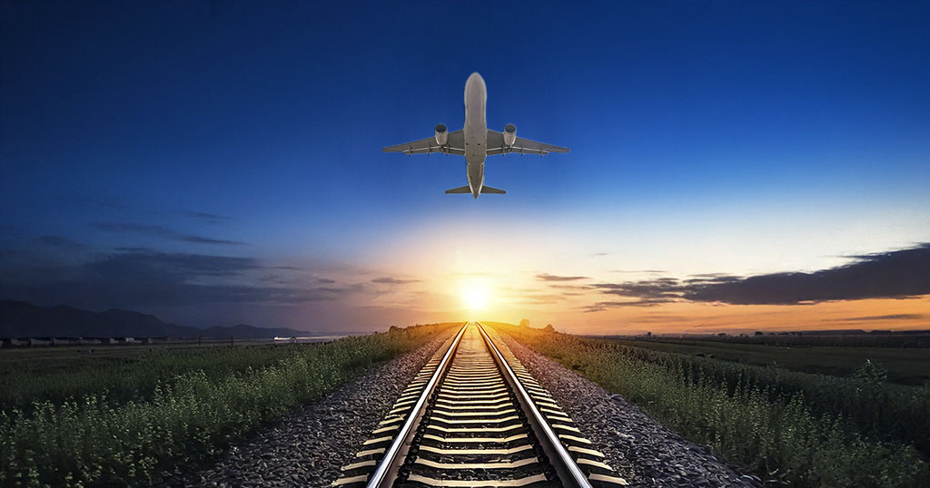 Avion survolant un chemin de fer