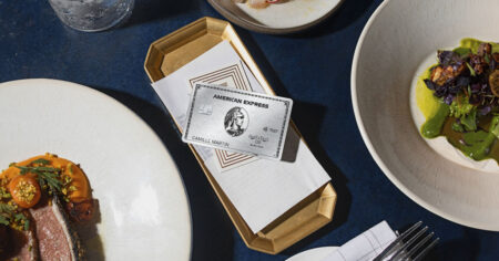 Table de restaurant, avec facture et carte de crédit American Express