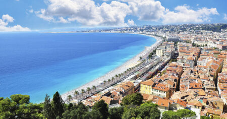 Vue sur la ville de Nice, la Côte d'Azur et la mer Méditerranée