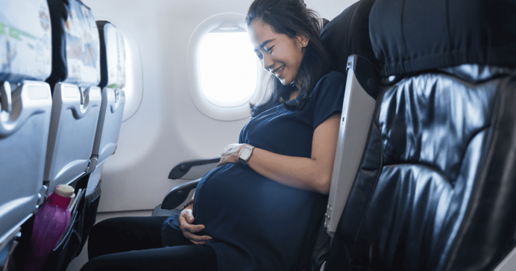 Femme enceinte assise dans un avion