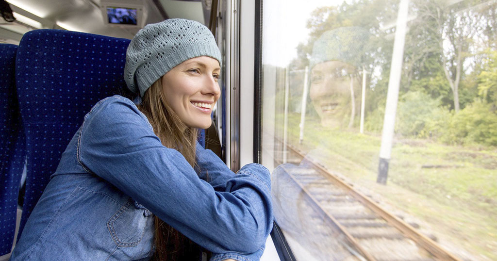 Femme qui regarde par la fenêtre d'un train