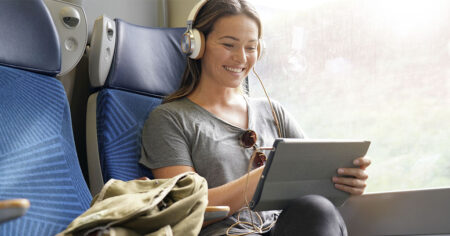 Passagère dans un train