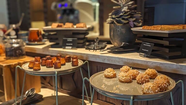 Petit déjeuner au Tiara Miramar Beach Hotel & Spa, en France