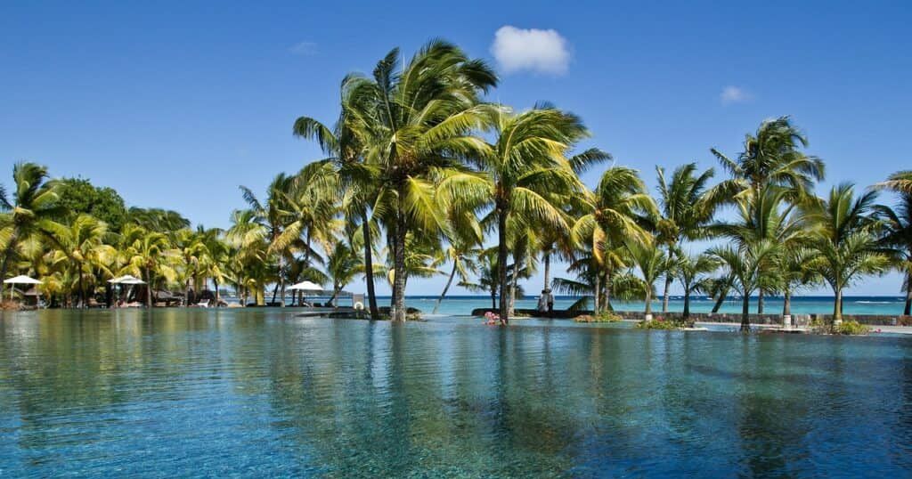 Une piscine infinie à l'île Maurice