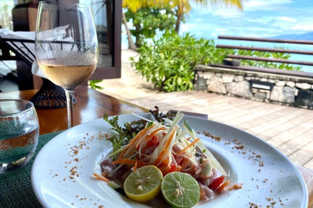 Repas, poisson cru au lait de coco