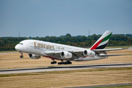 Un avion A380 d'Emirates qui décolle